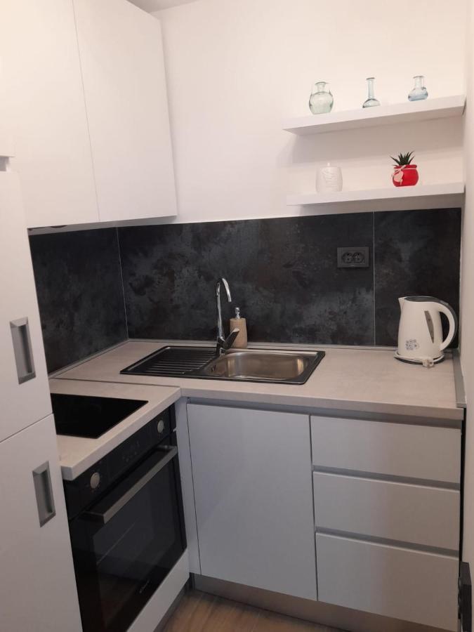 Apartman Sa Lodom 2+2 Apartamento Pirovac Exterior foto